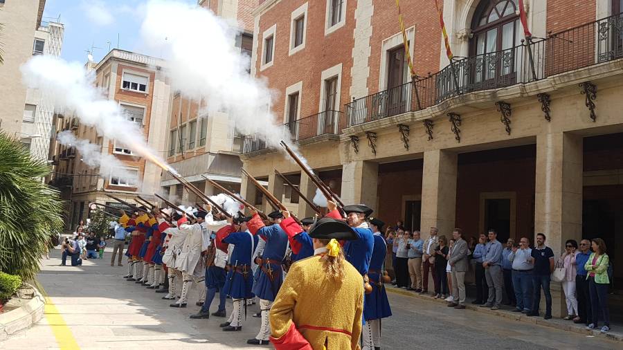 Recreació dels Miquelets a la plaça de l'Ajuntament de Tortosa.