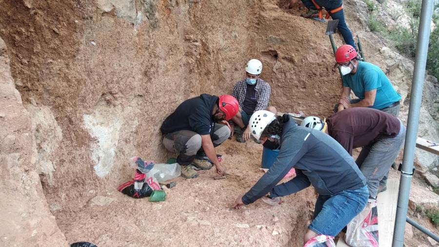 Els participants en l’excavació, dirigida per Josep M. Vergès (a la dreta amb casc vermell). FOTO: Ângel Juanpere