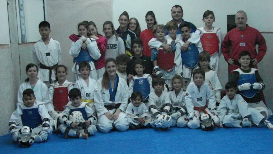 Natalia Moreno, agachada, junto a los más jóvenes componentes del Taekwondo Damián de Reus. FOTO: Cedida