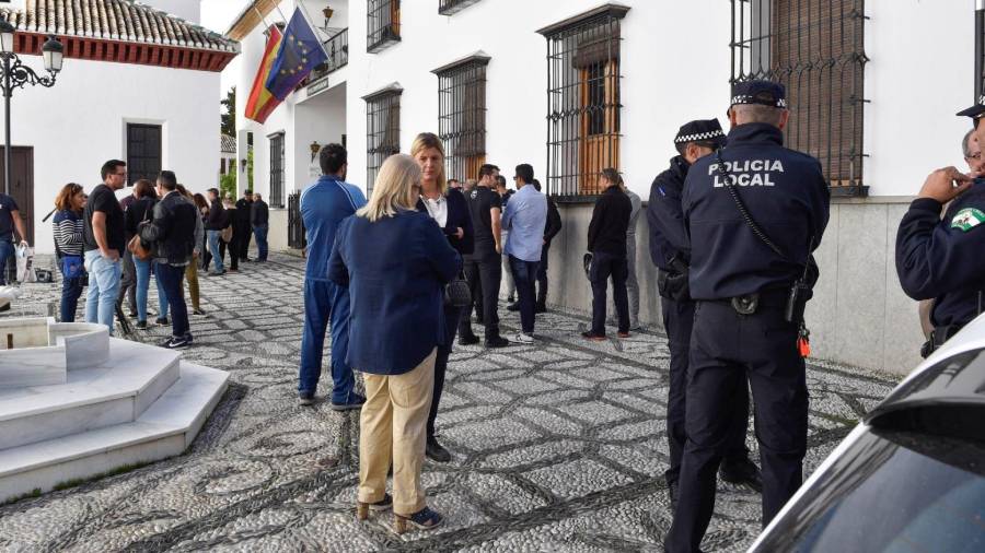 Vecinos de la localidad de La Zubia ( Granada), se han concentrado hoy a las puertas del Ayuntamiento para guardar un minuto de silencio por la muerte del Guardia Civil. FOTO: EFE