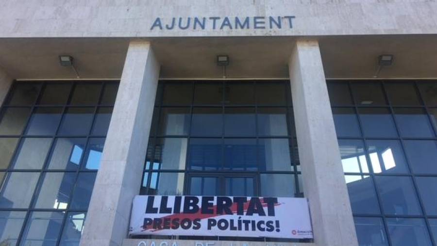 La pancarta pidiendo la libertad de los presos políticos está en el balcón del consistorio.