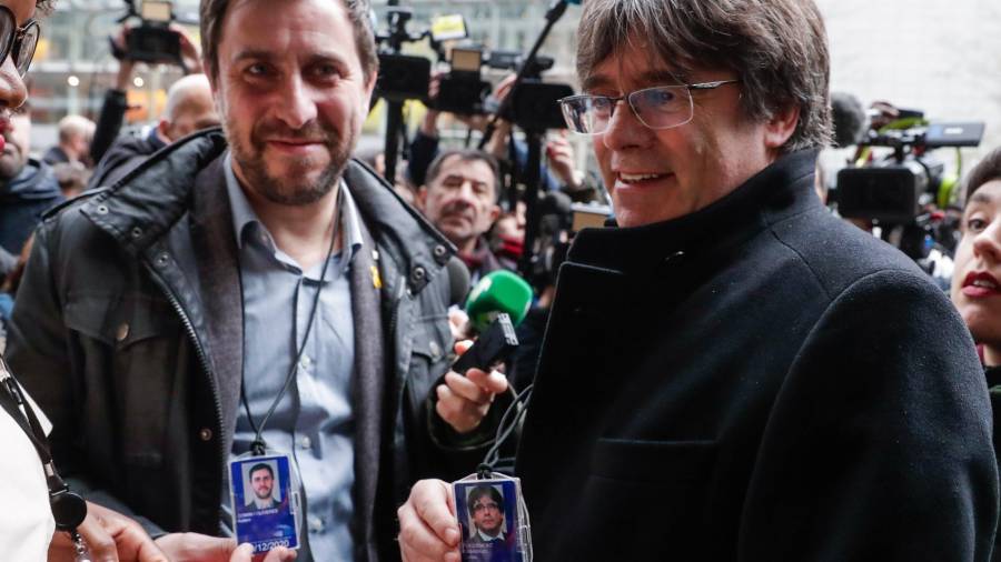 Toni Comín y Carles Puigdemont, con sus credenciales de eurodiputados, ayer en Bruselas. FOTO: LECOCQ/EFE