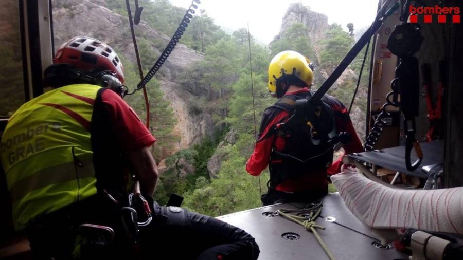 Imagen de un rescate de este año en los Ports de Tortosa. FOTO: BOMBERSDOS LANCHAS DE BOMBERS DURANTE LA BÚSQUEDA DE UN JOVEN DESAPARECIDO EN MIRAVET. FOTO: JOAN REVILLAS