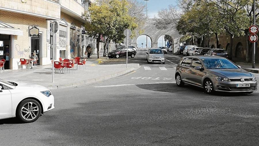 Algunos vecinos proponen que se instalen badenes y reductores de velocidad en la calle Fra Antoni Cardona para evitar que los coches circulen por ella a gran velocidad. FOTO: PERE FERRÉ