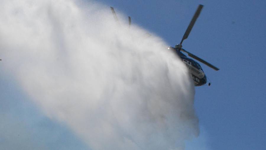 L'helicòpter bombarder ha realitzat una descàrrega sobre l'incendi. Foto: Àngel Juanpere