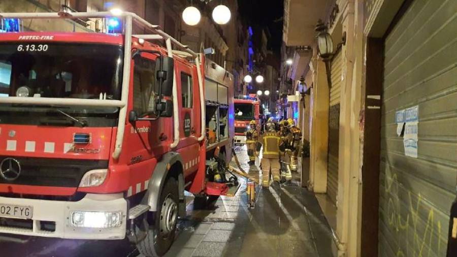 El foc va afectar la cuina i un menjador d'un pis situat al cèntric carrer de la Cort. Foto: Bombers