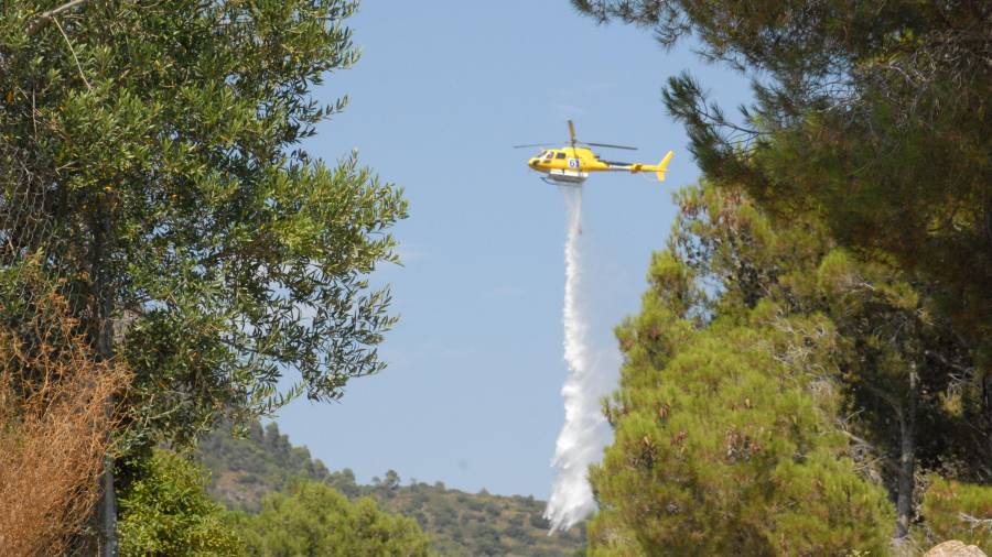 L'helicòpter descarregant aigua sobre l'incendi d'Alforja a les quatre de la tarda. Foto: Àngel Juanpere