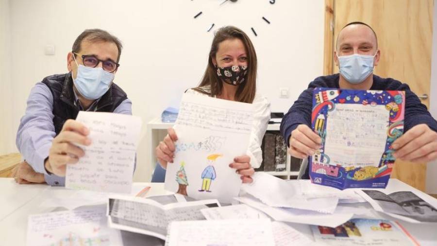 Vanesa Álvarez, de Quality de Reus, (en el centro) juntos a unos compañeros de la oficina con las cartas de los niños y niñas recibidas. Foto: A. Mariné.