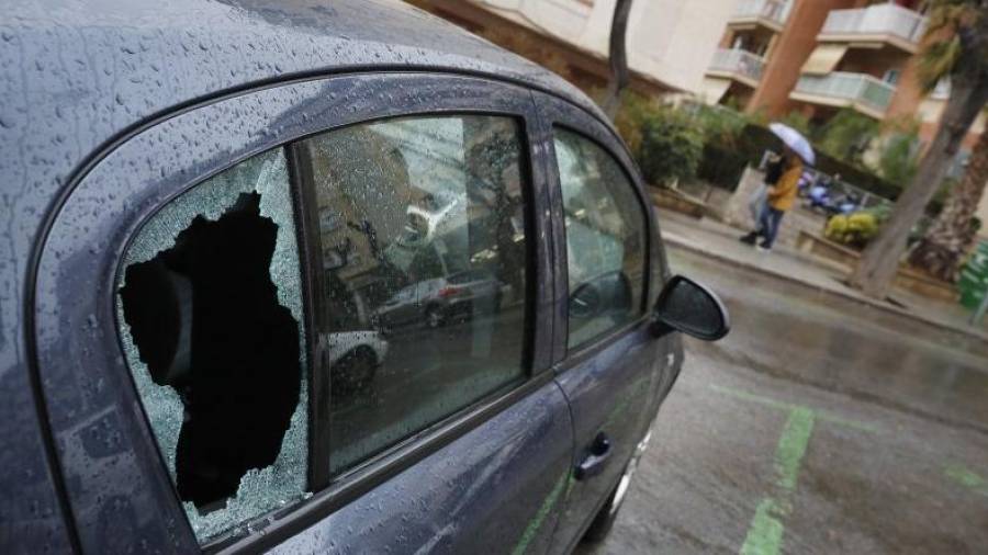 Imagen de archivo de un cristal roto en un coche aparcado en Tarragona. FOTO: DT