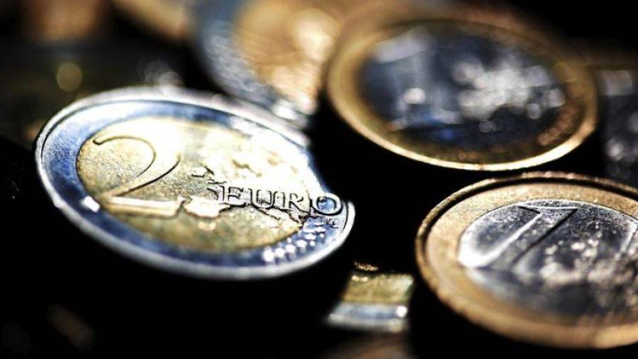 Imagen de archivo de varias monedas de euro. Foto: EFE