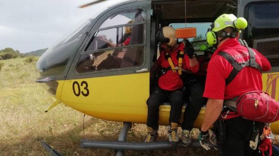 El helicóptero con el persona del GRAE, esta tarde durante el rescate en Mont-ral. Foto: Bombers de la Generalitat