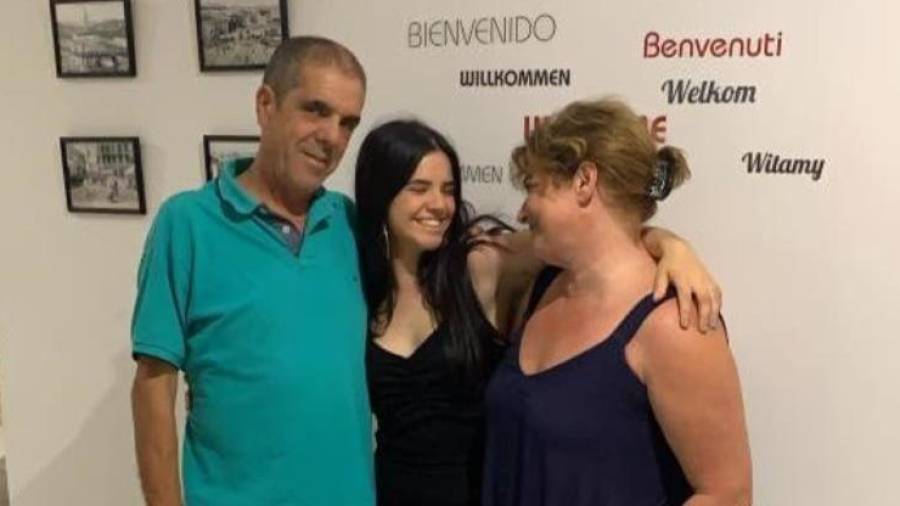 El exfutbolista del CF Reus, Pepe Pérez, junto a su hija y su mujer. FOTO: Cedida