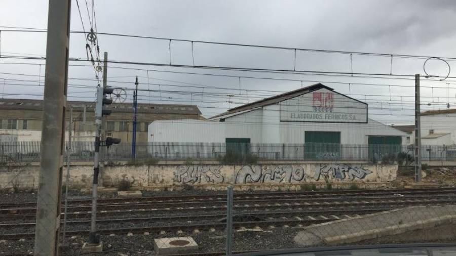 La catenaria quedó afectada por un rayo en la estación de L'Arboç. FOTO: DT