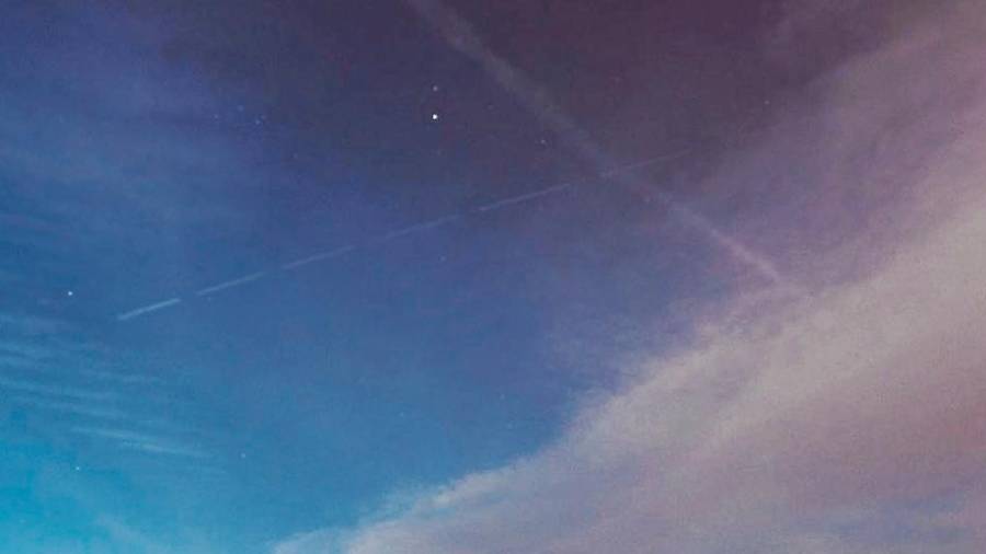 El paso del Tiangong-1 por Tarragona, retratado desde Sant Pere i Sant Pau. El satélite chino dibujó la diagonal de la izquierda en el cielo. Foto: Carlos Uriarte
