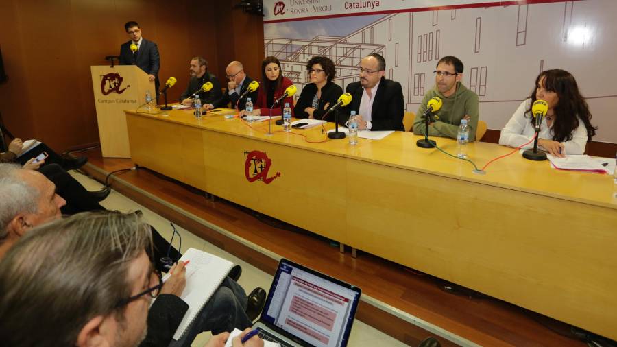 Imagen del debate que se ha llevado a cabo esta mañana en la Sala de Graus del Campus Catalunya de la URV. Foto: LLUIS MILIAN