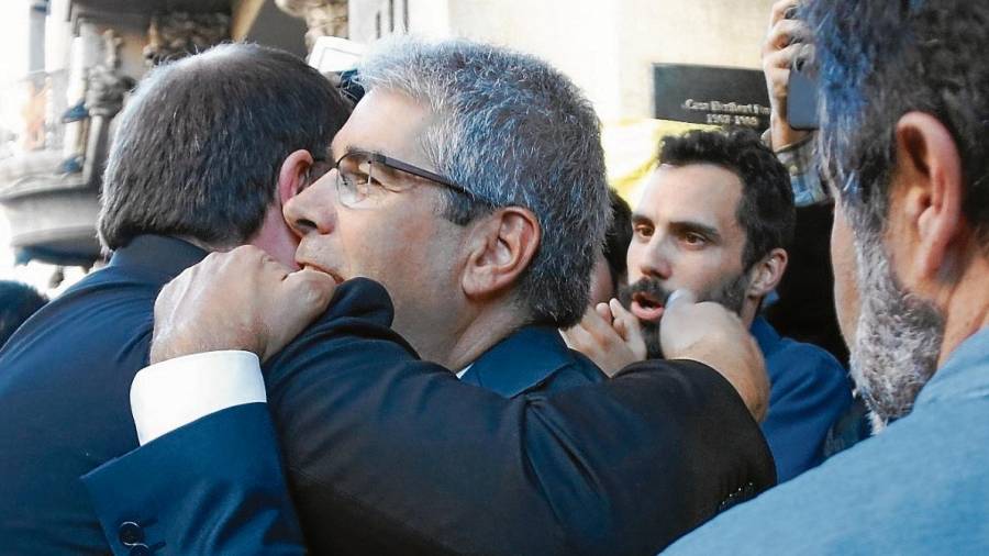 Oriol Junqueras s’abraça amb l’exdiputat i exconseller Francesc Homs, el 20 de setembre de 2017. FOTO: acn