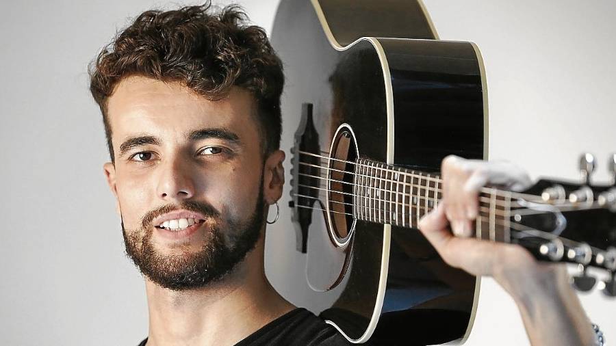 El compositor Gerard Martín con su inseparable guitarra, en la sede del ‘Diari’. FOTO: Pere Ferré