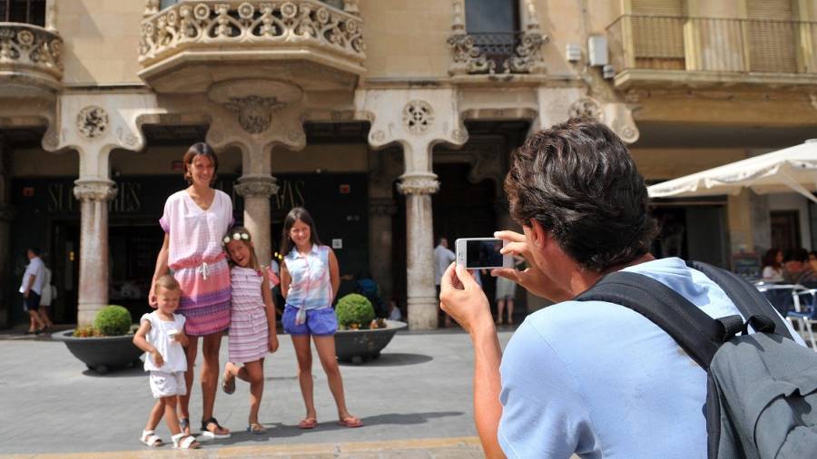 Una familia de turistas se fotografía junto a la Casa Navàs, una de las principales joyas modernistas de la ciudad. FOTO: alfredo gonzález