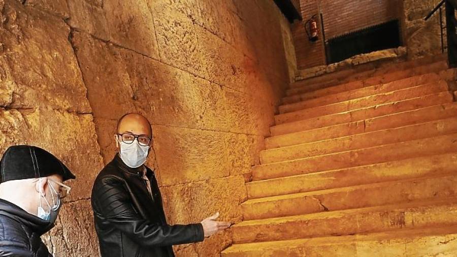El concejal Hermán Pinedo, junto al arquitecto Jordi Romera, antes de subir la escalera romana. FOTO: PERE FERRÉ