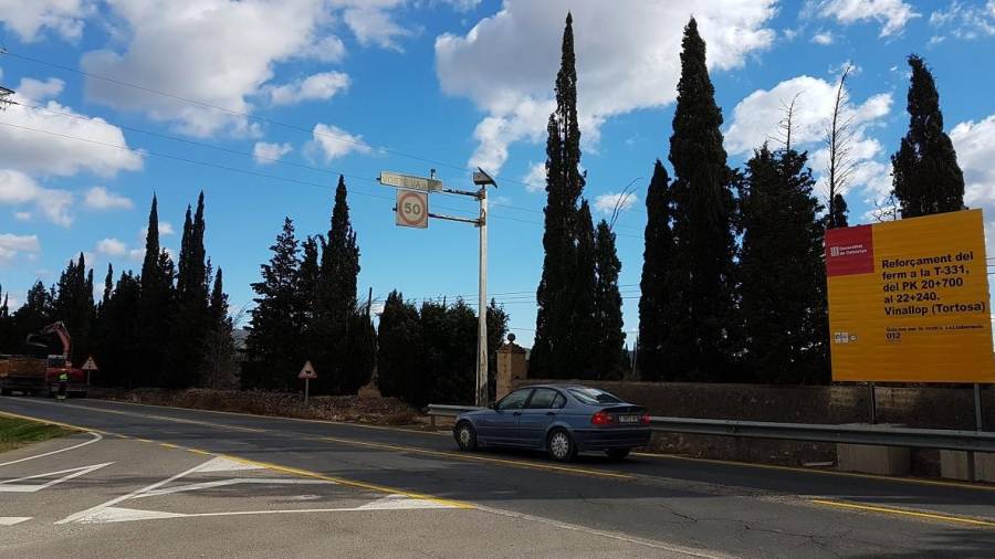 L'accident ha tingut lloc a la carretera T-331, que va d'Ulldecona a Tortosa.