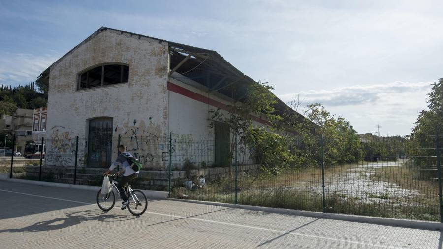 Imatge dels magatzems de l’estació de tren que properament s’enderrocaran per fer aparcament públic i gratuït. FOTO: JOAN REVILLAS
