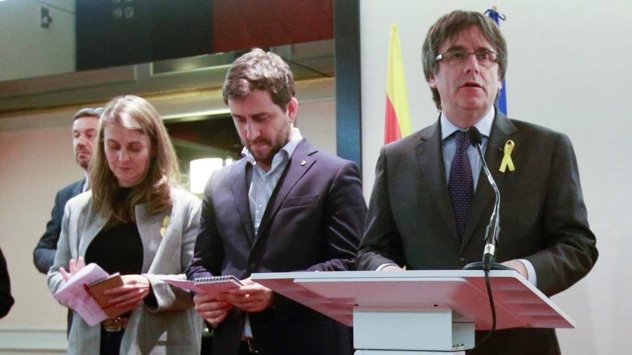 Carles Puigdemont y los exconsellers huidos ofrecieron una rueda de prensa en Bruselas. FOTO: efe