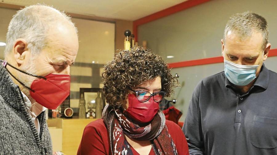 La candidata por Tarragona, Rosa Maria Ibarra, junto al diputado Joan Ruiz y al responsable de prensa. FOTO: Alba Mariné / DT