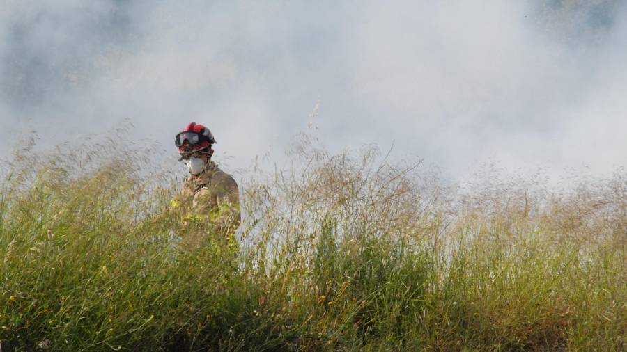 En l'extinció dels dos focs ha intervingut una dotació de bombers del parc de Valls. Foto: Àngel Juanpere