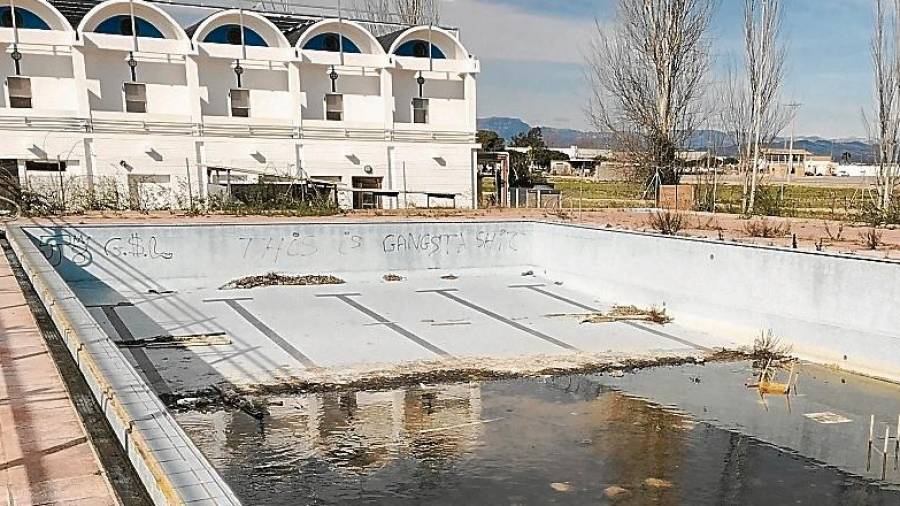 Imatge de l’estat actual de la piscina exterior. FOTO: Ajuntament de Deltebre