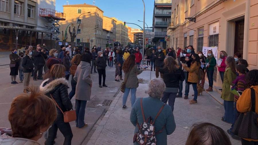 Un centenar de veïns es concentren contra la tala dels arbres de l'Avinguda Colom de Tortosa
