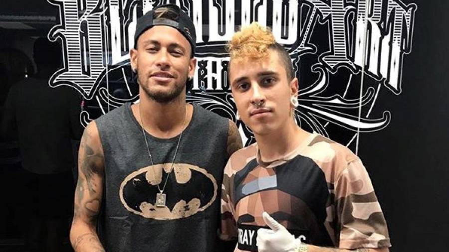 El artista Albert Bonet con Neymar, en Blessed Art, tras hacerle el tatuaje. FOTO: Cedida