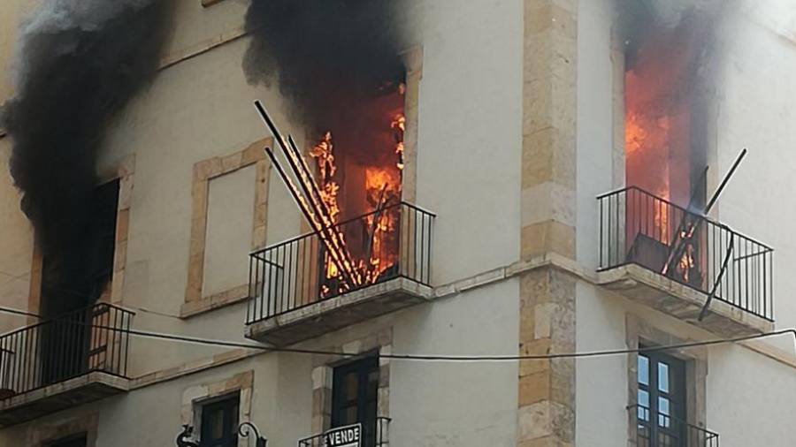 Las llamas salieron por los balcones de este dúplex de lujo que estaba en régimen de alquiler. FOTO: DT