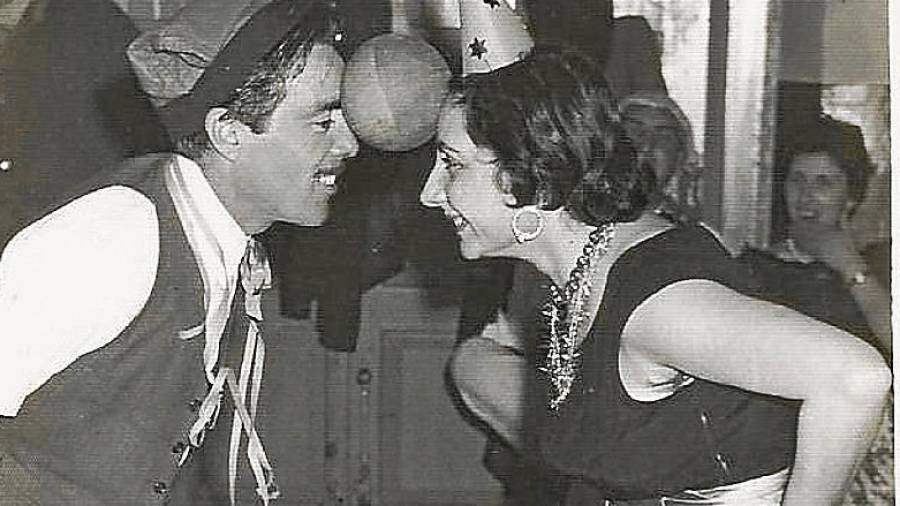 Els amics Vicenç Teuler i Paquita Guinovart en un ball de Carnaval al celler de Lluís Roca el 1958. Foto: Col·lecció Marta Padró