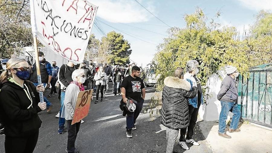 Los manifestantes, con una pancarta. FOTO: PERE FERRÉ
