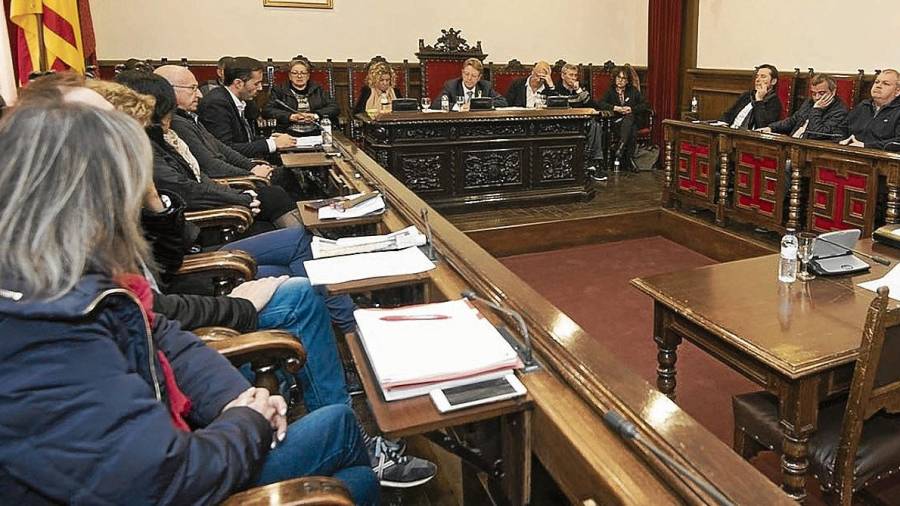 L’alcalde de Tortosa, Ferran Bel, al centre de la imatge, escoltava ahir la intervenció del portaveu de Movem, Jordi Jordan. FOTO: JOAN REVILLAS