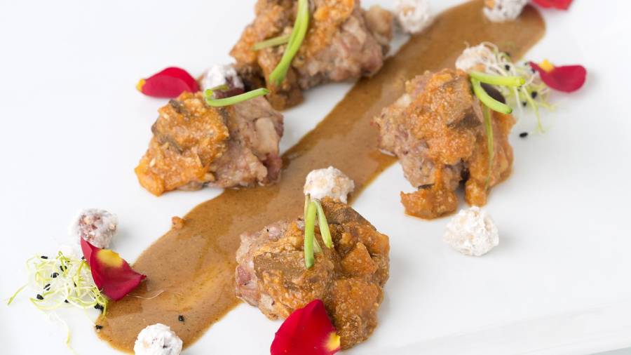 La proposta del restaurant Color d'Olor de Poma, de Reus, és Mandonguilles de peus de porc i avellana amb sípia. foto:cedida