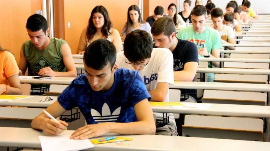 Estudiantes realizan un examen en Tarragona. FOTO: ACN