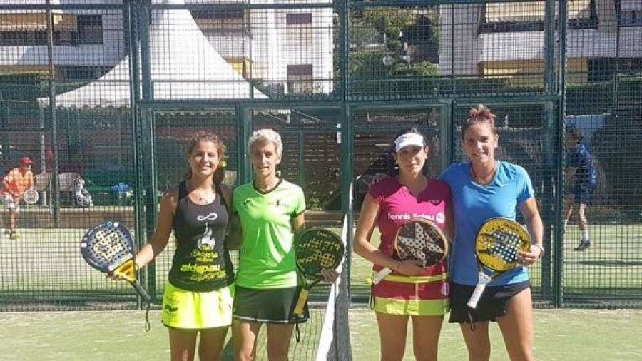 Ester Puntes, Arantxa Alejandre, Laura Casanova y Laura De Lamo, antes de la final del Tennis Park que ganaron estas últimas. FOTO: CT Salou H20