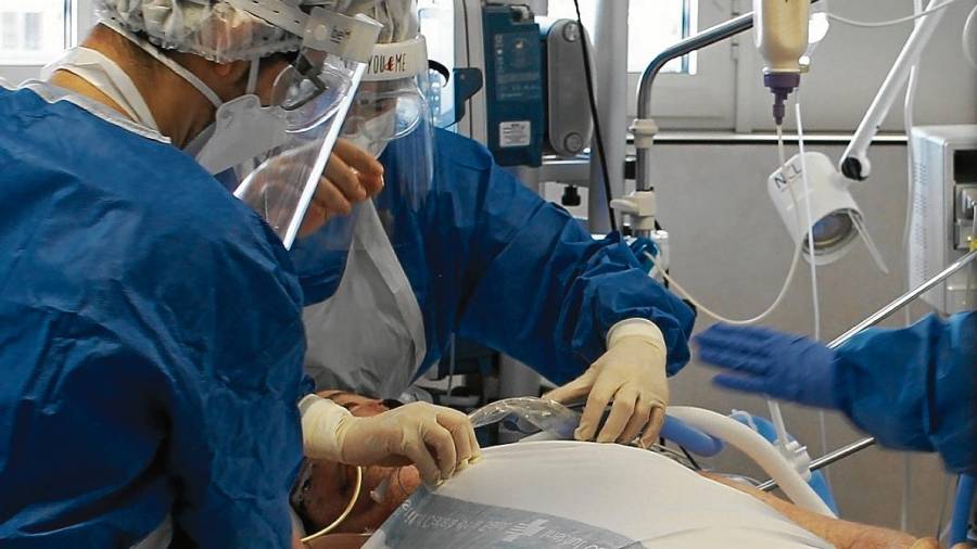 Sanitarios en el Hospital Verge de la Cinta de Tortosa durante la pandemia. FOTO: ICS Ebre