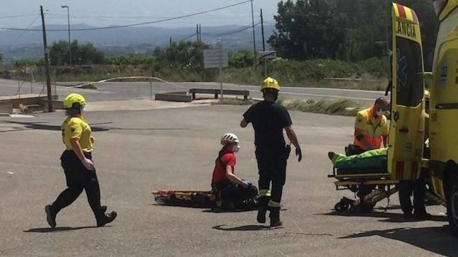 Imagen del traslado del ciclista accidentado hasta la ambulancia. FOTO: Lluís Mañé