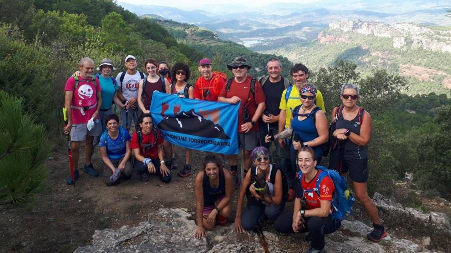 Varios socios exhiben la bandera del club en una de sus salidas habituales. FOTO: Cedida