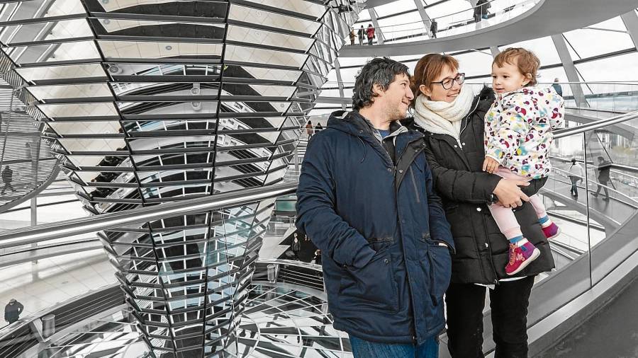 Àlex Alonso, Laia Díaz y Aina Alonso en la cúpula de Reichstag de Berlín, el pasado 9 de diciembre, en su último viaje. FOTO: cedida