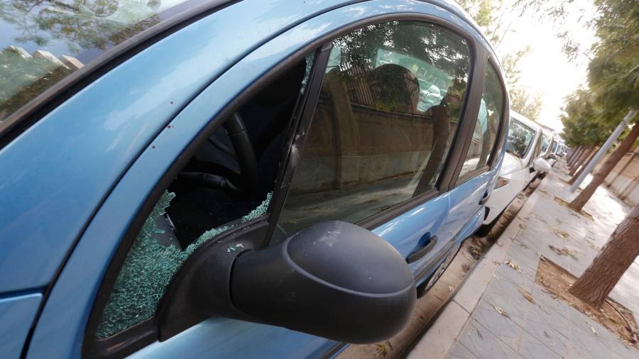 Ayer por la tarde todavía quedaba un vehículo con el cristal robo en la calle Manuel de Falla. Foto: Pere Ferré