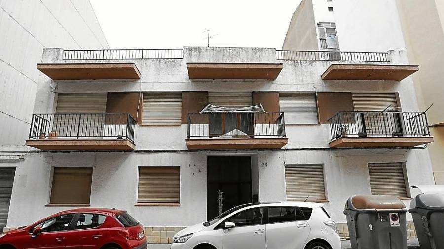 La última vivienda precintada en Torredembarra es el número 21 de la calle Envelat. La Policía Local echó a tres jóvenes el domingo. FOTO: Pere Ferré
