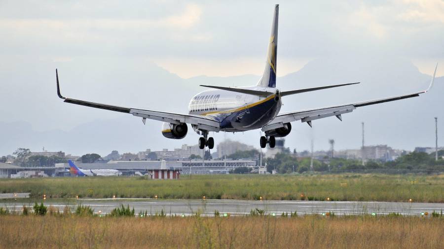 Imagen de un avión de Ryanair en el momento de aterrizar en la pista del Aeropuerto de Reus. FOTO: ALFREDO GONZÁLEZ