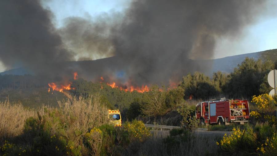 Imagen de los primeros momentos del incendio. Foto: Àngel Juanpere