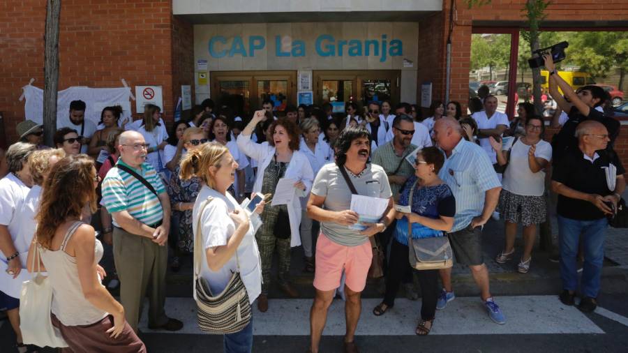 Imagen del pasado mes de junio, cuando los trabajadores del CAP La Granja se manifestaron por las largas listas de espera. FOTO: Lluis milián
