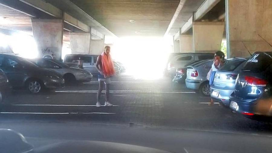 Uno de los testigos hizo esta foto de uno de los ‘gorrillas’ indicándole donde aparcar el vehículo.