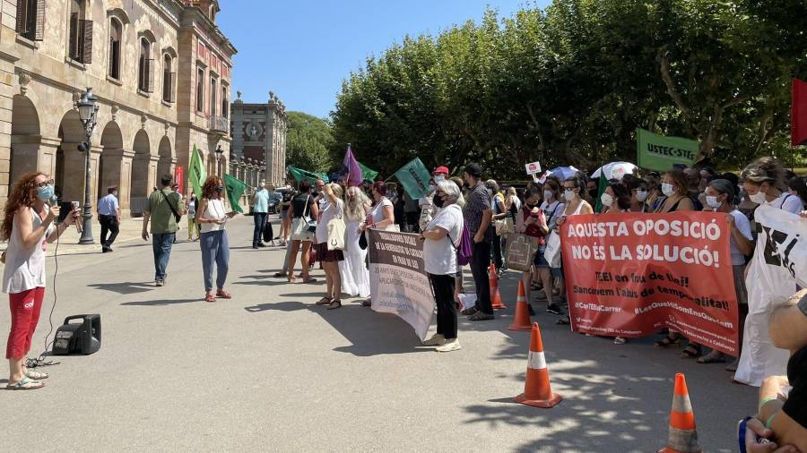 Concentración reivindicativa, ayer frente al Parlament, para reclamar la aprobación de la ley de estabilización de los trabajadores del sector público en Catalunya. foto: ACN