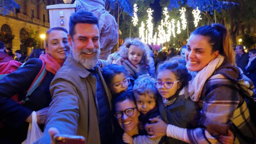 Selfie con las luces de Navidad de Tarragona. FOTO: Pere Ferré